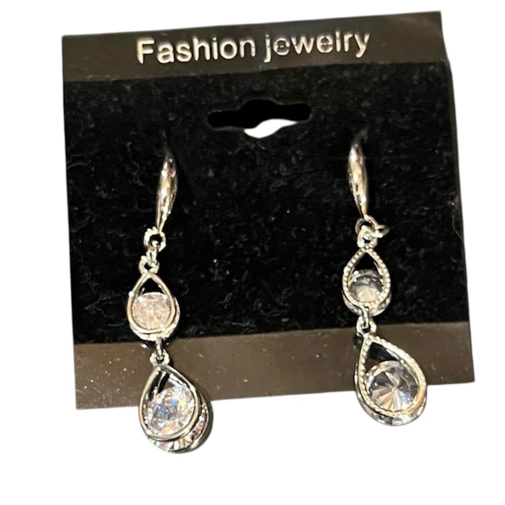 🆕 NWOT 9.25 Silver and zirconia magnificent earrings